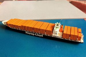 Container Ship HAPAG LLOYD, CM? 8176 in 1:1250 (BH821)